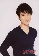 Naoto KURATOMI / Upper body / Costume black / Body facing right / Bending right hand / Smile / Showing teeth / Background white / Recitation play "HARAJUKU ~ Tenshi ga Kureta Nananichi ~" Bromide