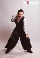 三上俊(风露草太)/全身·服装黑·白·右手夹克·展开双腿·左膝·前屈/舞台