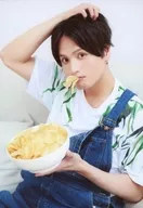 Yuuki Tomotsune / Upper body / Costume blue / white / Overalls / Sitting / Left facing / Right hand head / Food bite / "Yuuki Tomotsune Summer Event 2018 ~ Yuuki 100% ~" Bromide