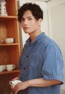 友常勇气/上半身衣服蓝色条纹图案左向两手罩杯/"友常勇气Summer Event 2018～勇气100%～"明信片