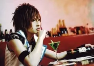 姫苺 / quail / horizontal, bust up, sitting, costume white, green, right hand chin, left hand bottle, right body / CD "sherry?" Artist Photo Set C