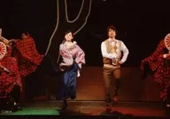 Yuya Kido (Shinjiro Minakawa), 香蓮 Miyazaki (Sara Koizumi) / Live Photo, Horizontal, Whole Body, Costume Red, White, Beige, Right Hand Fist, Left Hand Hip, Character Tomoshot / Stage "Wakasama Kumimari" Performance Bromide