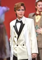 Takarazuka Revue (Yuki Gumi) / Sai Nagi Sho / Live Photo / Upper Body / Costume White / Black / Right Hand Poket / Eye View Right / Background Orange / 2L Size / Yuki Gumi KAAT Kanagawa Arts Theatre Performance 『 Hollywood Gossip 』 Stage Photos