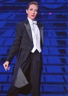 Takarazuka Revue (Star Troupe) / Yuzuru Kurenai / Live Photo / Kneecap / Costume Black / White / Right Direction / Left / Background Blue / 2L Size / Star Troupe Tokyo Performance 『 GOD OF STARS - Shokusei - 』 『 Éclair Brillant (Eclair Brian Fok) 』 Stage Photo