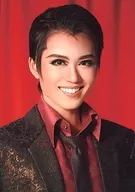 Takarazuka Revue (Hanagumi) / Tsukasa Hiryu / Bust Up / Costume Brown / Red / Facing right / Background Red / Hanagumi Umeda Arts Theater Shea Ta Drama City, Nippon Seinenkan Hall performance 『 Masquerade Hotel 』 Still Photo