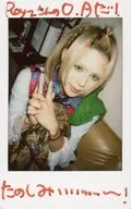 ☆ LONDBOY / Kana / Handwritten Message / Upper Body / Sitting / Costume Red / Blue / Light Blue / Green / Right Facing / Both Hands / Standing Index Finger / Sofa Beige / Raw Cheki