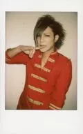 R指定 / Arce / Parte superior del cuerpo / Disfraz rojo / Oro / Lado izquierdo / Dedo índice derecho / Boca / Fondo beige / Cheki crudo