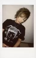 R指定/枫/上半身衣服黑色・T恤・双手合腹・脖子倾斜・背景白色/生Cheki