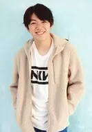 Hirokazu Tsukioka / Above-the-knee ・ Costume white ・ beige ・ black ・ both hand pockets ・ smile ・ Background light blue / "Bamboo Year-end Party 2019" Official photo