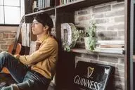 橫尾瑠尉/橫型・膝上・坐姿・衣黃・右手本・胸口・身體向左/"橫尾瑠尉誕辰祭2019 Rukobe vol.3>明信片