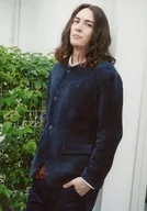 Justin Tomimori / Above knees / Black Costume / Left-facing / Left-hand Pocket / Leaning / Outdoor / Official Official photo