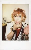 FEST VAINQUEUR/HIRO / Bust up costume White, Black, Gold, Red, Right Hand Opening, Left Hand Lifting, Camera Line / Raw Cheki