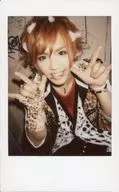 FEST VAINQUEUR/HIRO/上半身・服装白.黑.金.红.双手手指3根立.舌头伸出.相机视线/生Cheki
