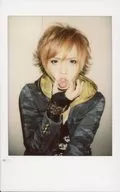 FEST VAINQUEUR/HIRO / Upper Body / Costume Grey / Black / Gold / Right Hand Thumb and Index Finger Mouth / Camera Eye Level / 2 / Raw Cheki