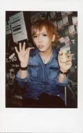 FEST VAINQUEUR/HIRO/膝上、坐、衣藍、牛仔褲、兩手點心、相機視線/生Cheki