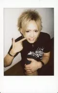 FEST VAINQUEUR/HIRO / Knee-Up / Sitting / Costume black / Right hand index finger cheek / Left hand knee / Camera eyes / Raw Cheki