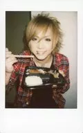 FEST VAINQUEUR/HIRO / upper body / costume red / black / right hand split chopsticks / left hand lunch box / camera eye view / raw Cheki