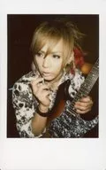 FEST VAINQUEUR/HIRO/上半身・服裝白・黑・臉向左・視線向左・右手香煙・左手底座・背景黑/生Cheki