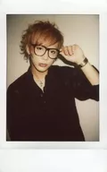 FEST VAINQUEUR/HIRO / Upper body / Costume black / Left hand glasses / Mouth closed / Background white / Raw Cheki