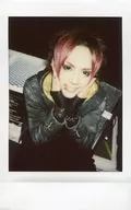 FEST VAINQUEUR/HIRO/膝上・坐・服裝灰色・黑色・黃色・兩手頰・露齒/生Cheki