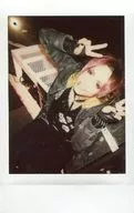 FEST VAINQUEUR/HIRO / Knee-Up, Sitting, Costume Grey, Black, Yellow, Left Facing, Both Hands Pieces, Showing Teeth / Raw Cheki