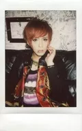 FEST VAINQUEUR/HIRO/上身・坐・服裝黑・紅・粉紅色・左手頰・背景塗鴉/生Cheki