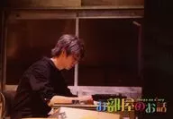 Yuya Asato / Live Photo, Horizontal, Upper Body, Clothes Black, Both Hands Desk, Body Right, Back Window / Stage "Room Story" Stage Bromide (2)