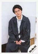 Kis-My-Ft2 / Wataru Yokoo / Knee-Up, Sitting, Costume Black, Both Hands Arrangement, Face Tilt / "Kis-My-Ft2 LIVE TOUR 2020 To-y2" Goods Off Shot / Official Official photo