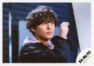 Kis-My-Ft2 / Taisuke Fujigaya / Horizontal ・ Bust up ・ Costume black ・ Purple ・ Right hand raised ・ Eye right / "Kis-My-Ft2 LIVE TOUR 2020 To-y2" Goods off-shot / Official Official photo