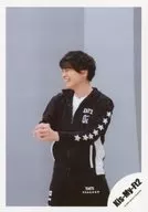 Kis-My-Ft2 / Takashi Nikaido / Above-the-knee ・ Costume black ・ Matching both hands ・ Left facing ・ Smile / Album "To-y2" special video off-shot / Official Official photo