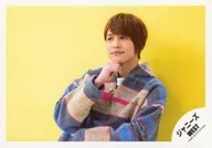 Johnny's West / Junta Chugen / Horizontal ・ Bust up ・ Costume blue ・ gray ・ Red ・ Right hand chin ・ Background yellow / "Johnny's West LIVE TOUR 2020 w Trouble" Goods off-shot / Official Official photo