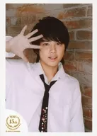 NEWS / Yuya Tegoshi / Upper Body / Costume White / Tie Black / Background Brick Wall / Left Hand Par Treka Size / "Reprinted Mini Photo" / 『 miniphoto 』 / NEWS 15th Anniversary