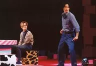 男剧团青山表参道X/盐野瑛久・村上由歩/现场照片・横型・全身・服装茶色・灰色・盐野坐・视线右侧/团队宝蓝色/DVD