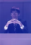 村田充(澤渡恭平)/現場攝影·豐胸·服裝黑白·領帶·兩手套·眼鏡·照明紫/舞台生寫真