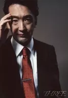 Sahigashi Junpay (No. 3) / Bust up / Costume black / Right-hand raised forehead / Background gray / "THREE" / Nice Complex Produce Performance NP #3 "Twelve Angry Men" Random Bromide
