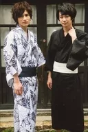 村川勁剛(水城悠)·山田知弘(土井誠)/膝上·服裝黑·白·藍·浴衣·村川兩手下·山田左手領口·明信片尺寸/Ka慶典~訂單繁多的咖啡館~第4集