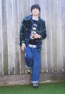 和田琢磨/全身·服装绿·蓝·黑·右腿弯曲·左手腹/"和田琢磨33 rd Birthday Event>随机明信片