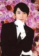 和田琢磨/上半身衣服黑白色蝴蝶領結左手下巴背景花/"和田琢磨33 rd Birthday Event>明信片A
