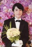 和田琢磨/上半身衣服黑白色蝴蝶領結雙手花背景花/"和田琢磨33 rd Birthday Event>明信片B