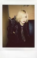 DIAURA/佳衣/上身·坐姿·服裝黑金·領帶·手袋·展開右手手指·身體向右·黑色沙發/生Cheki