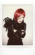 DIAURA/佳衣/上身·衣服黑·手袋·兩手脖子·身體向右·視線正麵/生Cheki