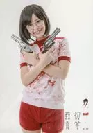 山下麻美(SATO)/膝上・服裝白色・紅色・兩手交叉・槍支・臉部遮蔽・笑臉・角色拍攝/舞台劇明信片