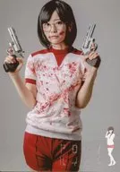 Mami Yamashita (Sato-san) / Above-the-knee ・ Costume white ・ red ・ Both hand guns ・ Background gray ・ Character Tomo-shot / Stage "Exploding adults and elementary school children 6th All-school assembly 『 elementary education Royal 』" Bromide