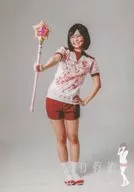 山下麻美(SATO)/全身·服裝白色·紅色·右手小道具持有·左手腰部·背景灰色·角色拍攝/舞台劇明信片