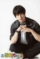 高崎翔太/全身·服裝黑·白·坐·兩手重疊/舞台明信片