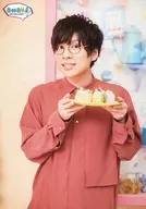 Kenji Akabane / Upper Body / Costume Pink / Holding Things in Front of the Chest / Face Left / amavo vol. 8 Event 「 Kenji Akabane and Kento Hama Kagekya Voice Actor's Reality! 」 L Version Bromide B