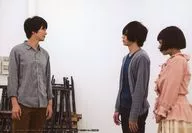 太田基裕(矢口海)・染谷俊之(浅野祐一)・山田菜々(津組倫子)/横型・膝上・衣装グレー・青・ピンク・太田右向き/映画「マスタード・チョコレート」最速!!お披露目上映会販売 くじ写真