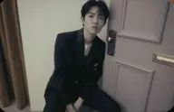 キム・ジェファン(Kim Jae Hwan)/横型・膝上・座り・衣装黒・モノクロ/CD「1st Mini Album ： Another」(CLASSY Ver.)特典フォトカード