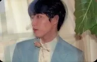 キム・ジェファン(Kim Jae Hwan)/横型・膝上・衣装青・黒・チェック柄/CD「1st Mini Album ： Another」(CLASSY Ver.)特典レンチキュラー・フォトカード