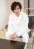 King & Prince / Yuta Jinguji Temple / Whole body, sitting, costume white, double layered / "King & Prince CONCERT TOUR 2020 ~ L &～」 original photo